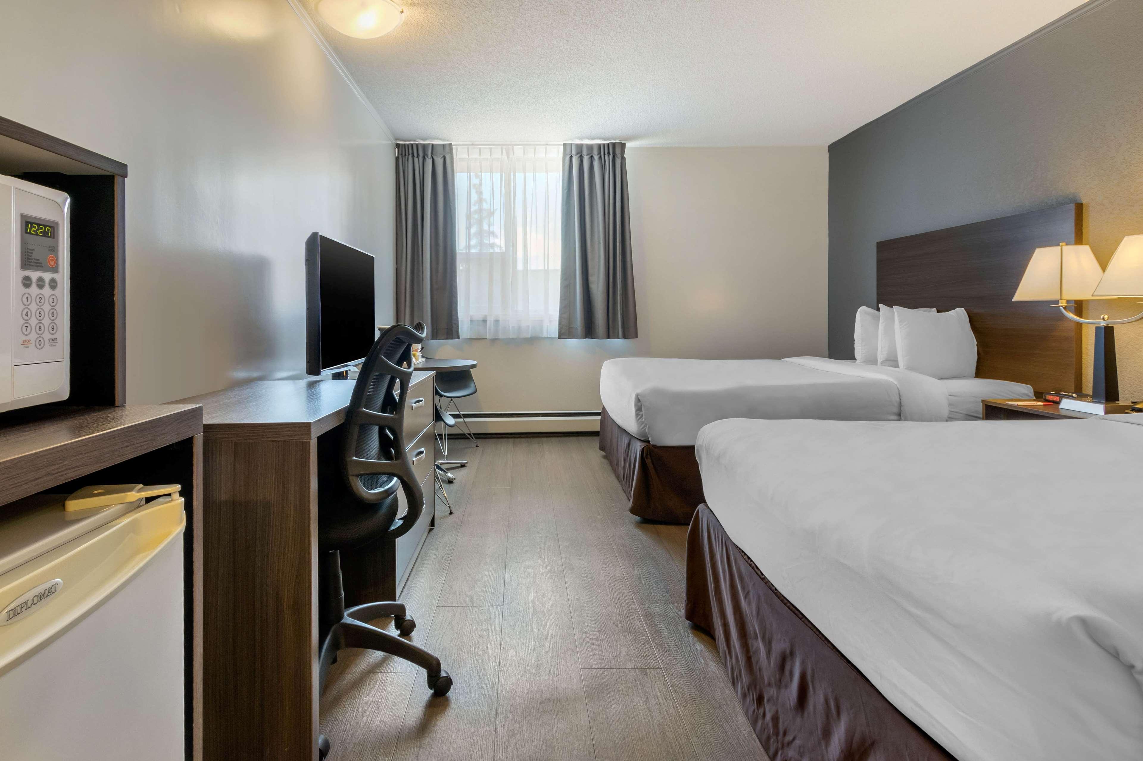 Super 8 By Wyndham Macleod Trail Calgary Hotel Exterior photo